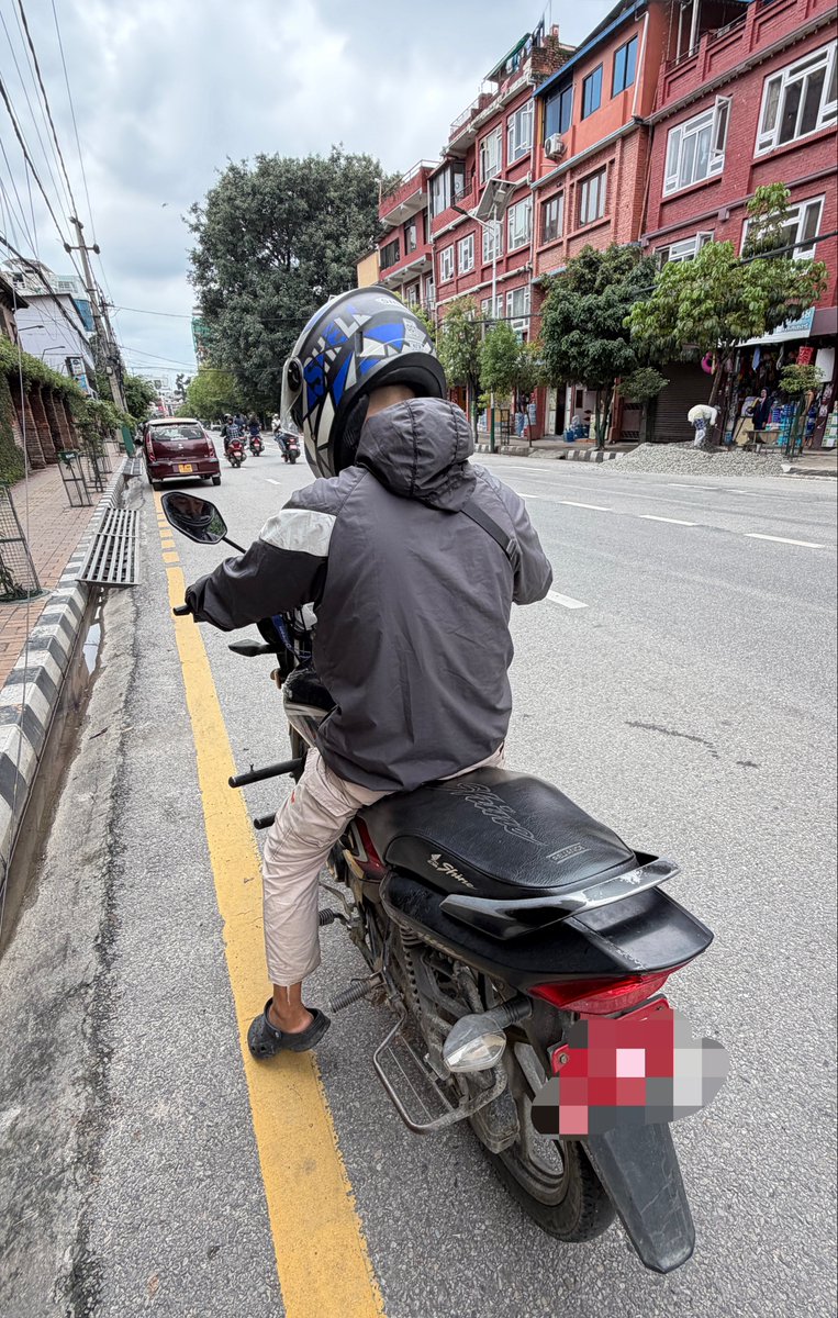 LWITBR1906's tweet photo. バイタクことバイクタクシー。ほぼマリオカート状態で命の危険は感じるけど、スリリングで大変おもしろい。そしてものすごく安い。5kmで100円とか。 https://t.co/BdvBmVysf9
