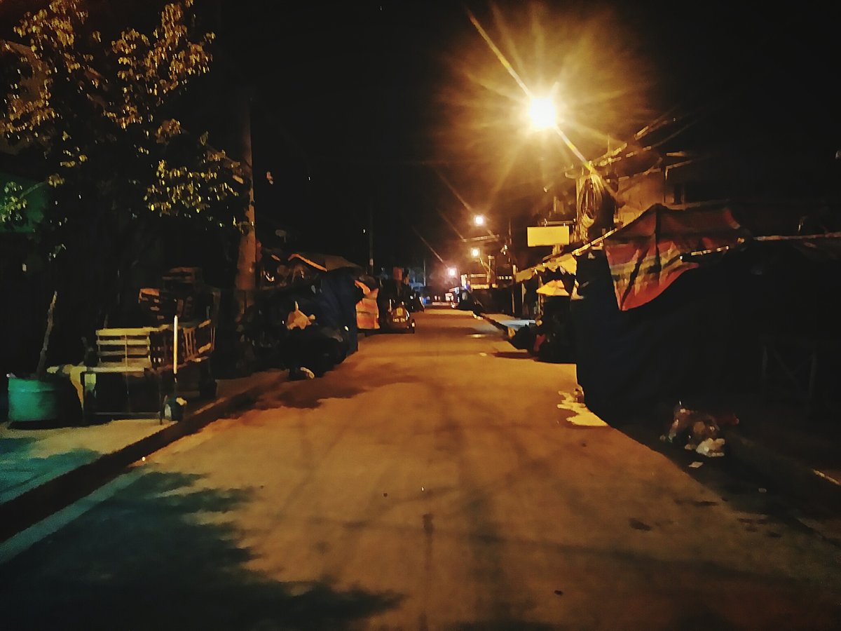 Donari0917's tweet photo. Quick snap from the city’s side lane — golden evening light wrapping around stacked market crates, a stray cat napping right on top. Small, unplanned magic right here. https://t.co/5n8rAHcdij