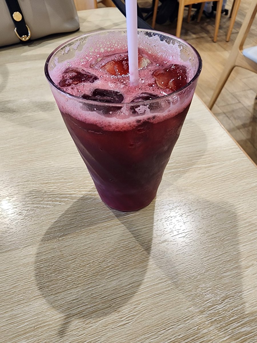 hollin_cs's tweet photo. 昨日はアフリカのガンビア料理を食べに🥰
アフター万博で出されてたんやけど、ママとパパがとてもいい人で🥰
大阪にオープンって言ってたのでお祝いのミニブーケ(ガンビア国旗のカラー)渡してきた✨

大好きなドモダに、ハイビスカスとバオバブのジュース、デザートのチャキリ✨ https://t.co/hi8MhxL82v