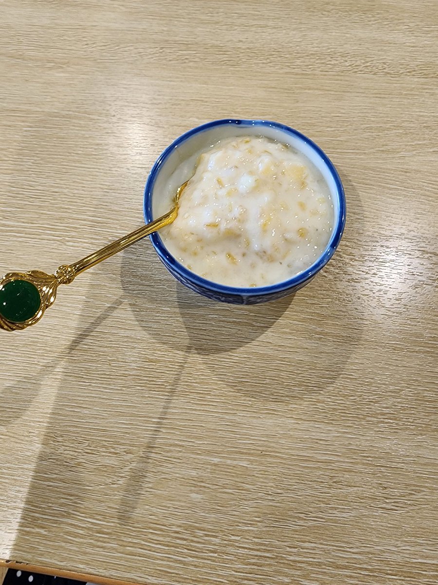hollin_cs's tweet photo. 昨日はアフリカのガンビア料理を食べに🥰
アフター万博で出されてたんやけど、ママとパパがとてもいい人で🥰
大阪にオープンって言ってたのでお祝いのミニブーケ(ガンビア国旗のカラー)渡してきた✨

大好きなドモダに、ハイビスカスとバオバブのジュース、デザートのチャキリ✨ https://t.co/hi8MhxL82v