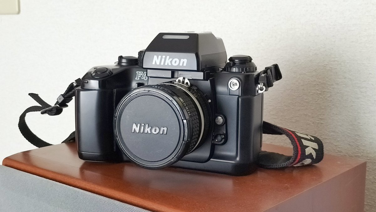 会社で昔使ってたNikonのF4フィルムカメラ (と、20mmレンズ)を貰いまし