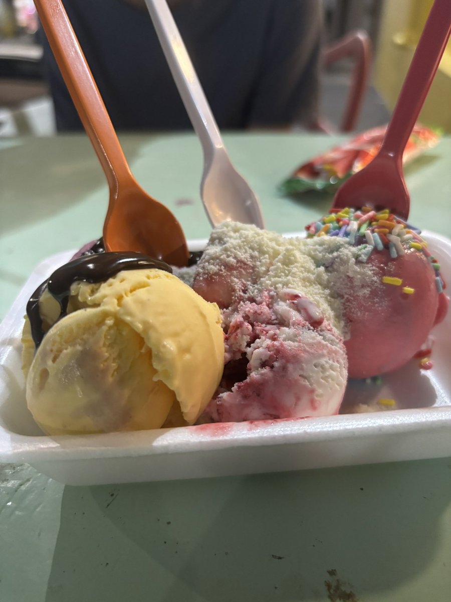 butchvampandyra's tweet photo. saí pra tomar sorvete (pela vigésima vez) com minha namorada e meu irmão, pegamos as colheres nas cores da bandeira lésbica https://t.co/U150e8HaKw