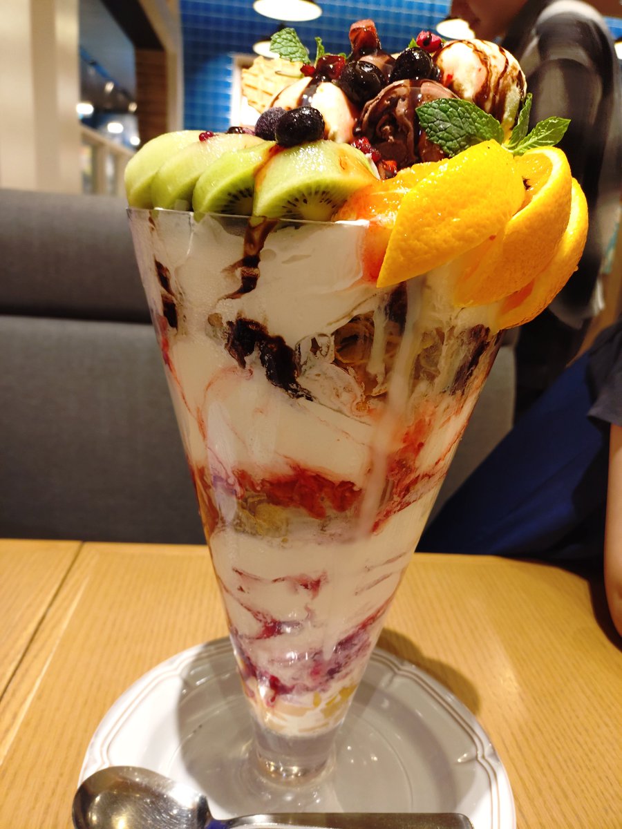 DomoonDa's tweet photo. 一人1000円位の夏の家族イベントとしては丁度いいのでは、と
イオンのキッチンブーレさんでジャンボパフェ！
30センチくらいあって食べごたえは十分でした。また来たいですねー https://t.co/wg9d9N2h4o