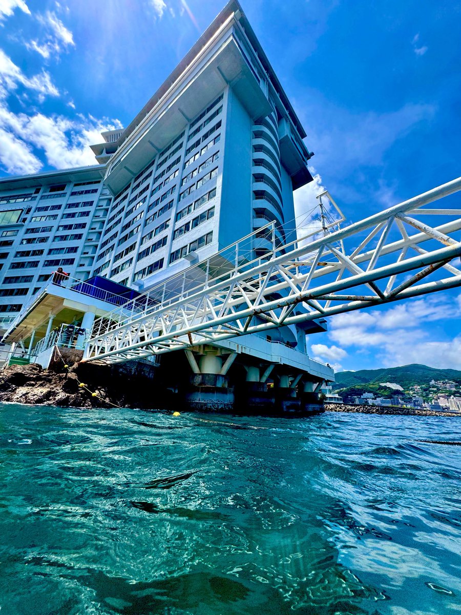 hotspring_on's tweet photo. 休日の気分転換

海の中に杭を打ってまでわざわざ建てる平成バブルホテル https://t.co/41HenCMsUx