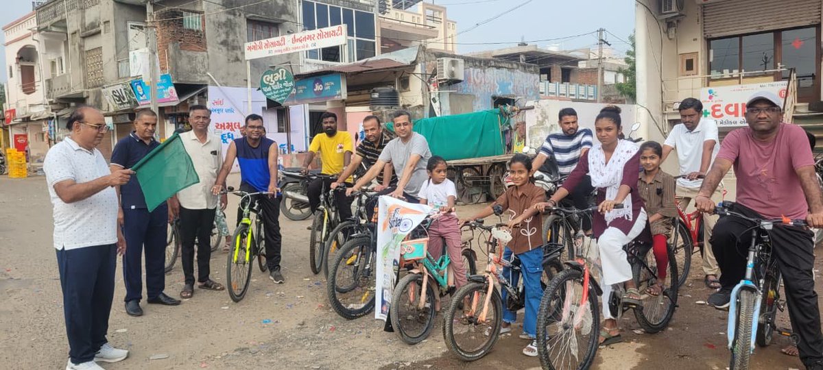 CdhoSabarkantha's tweet photo. આજે હિંમતનગર ખાતે #FitIndiaMission અંતર્ગત 'SUNDAY ON CYCLE 'ની ઉત્સાહભેર ઉજવણી 🚴‍♂️
 આવો, સ્વસ્થ જીવનશૈલી અપનાવીએ..
શારીરિક પ્રવૃત્તિઓનું મહત્ત્વ આપીએ..

🚴‍♀️ સાયકલ ચલાવો, સ્વાસ્થ્ય બનાવો!

#SundayOnCycle
#FitIndia #Gujarat #Cycling 
#healthforall #healthysabarkantha https://t.co/pbJfQEKPHo
