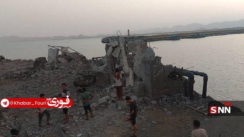 Moises_Garduno's tweet photo. La imagen confirma que la planta desalinizadora de Bunjay, ubicada en las proximidades de Jask, ha sufrido graves destrozos a causa de los bombardeos ejecutados por la aviación estadounidense. Según los partes iraníes, esta ofensiva ha dejado fuera de servicio el suministro de agua para una veintena de localidades, perjudicando directamente a cerca de 10 000 civiles.

Ademas, lo que realmente evidencia este ataque es la alarmante falta de escrúpulos de Washington al dirigir sus ataques contra instalaciones civiles esenciales. Golpear una planta de agua potable no es un "daño colateral" fortuito, sino una decisión estratégica que castiga a la población inocente, violando de manera flagrante el derecho internacional humanitario. 

Estados Unidos, con esta acción, demuestra que está dispuesto a emplear la sed como un arma más de presión en el campo de batalla, anteponiendo sus fines geopolíticos a la supervivencia básica de miles de personas que nada tienen que ver con el conflicto. 

“Sigan manifestándose, la ayuda va en camino” decía Trump hace unos meses a los iraníes….. y ahora miren la ayuda que envía.