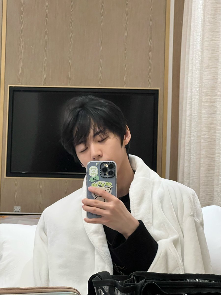 906files's tweet photo. an idol who's not afraid to share his sleepy bare-faced selfies https://t.co/eJK7AyZvbv