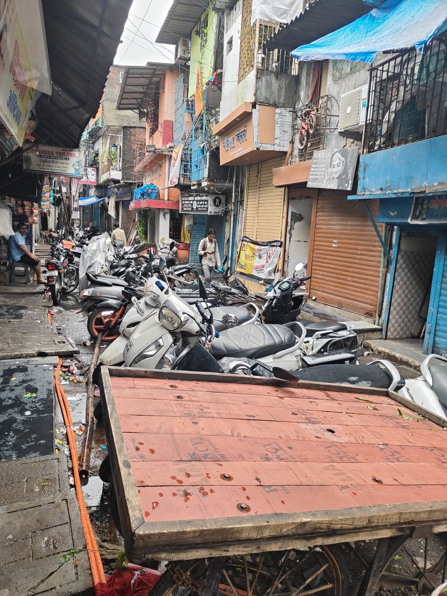 AvdheshPraja's tweet photo. @MTPHereToHelp
I would like to respectfully bring to your attention that unauthorized parking is taking place near the Santoshi Mata Temple in Sangam Nagar, Wadala East. I request the administration to have it removed as soon as possible. https://t.co/mC32JKQLIq