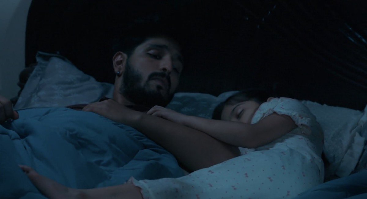 Twirls_in's tweet photo. How cutely she’s holding his arm while sleeping😂♥️

PS. Even sailee never slept like this 😂😂😂
Only Maau has this right🤭😂

#KanwarDhillon #UdneKiAasha https://t.co/hJ11Ia3jCU