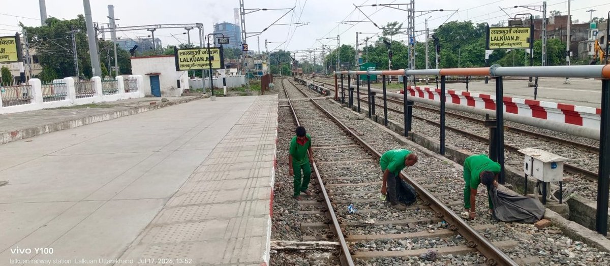 drm_drmizn's tweet photo. 🚉 स्वच्छ स्टेशन, सुखद यात्रा! 🌿✨
यात्रियों को स्वच्छ, सुरक्षित एवं बेहतर यात्रा अनुभव प्रदान करने के लिए इज़्ज़तनगर मंडल के लालकुआँ रेलवे स्टेशन पर नियमित एवं विशेष स्वच्छता अभियान चलाया जा रहा है। स्टेशन परिसर, प्लेटफॉर्म, प्रतीक्षालय, पेयजल स्थल एवं अन्य यात्री सुविधाओं की निरंतर साफ-सफाई सुनिश्चित की जा रही है।
आइए, हम सभी मिलकर अपने स्टेशन को स्वच्छ रखें—कूड़ा केवल डस्टबिन में डालें और स्वच्छ भारत अभियान को सफल बनाएं।
@RailMinIndia 
@nerailwaygkp