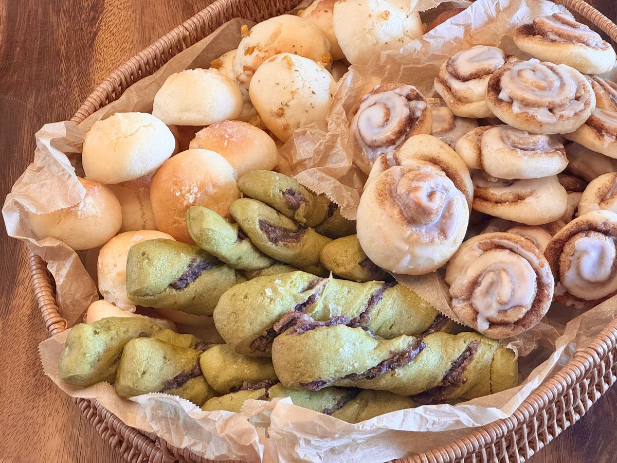 AlcolicaMusic's tweet photo. パンをたくさん焼いたよ！

🥐塩パン
🥐コーンパン
🥐抹茶あんこパン
🥐シナモンロール

#米粉パン
#初心者🔰 https://t.co/424Jm8gqS2
