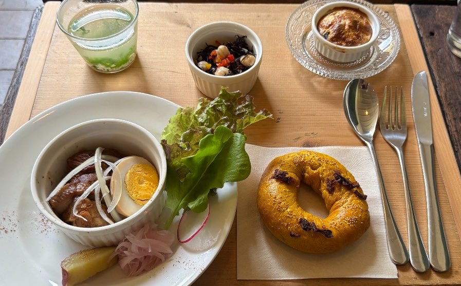 chi_sha_mi's tweet photo. 今日は原付でソロツーリング、途中お初カフェでランチです。　朝飯食べて時間経ってなかったのでちょうど良かったけども少しボリューム欲しいとこかな。 https://t.co/FlqTPaeLUk