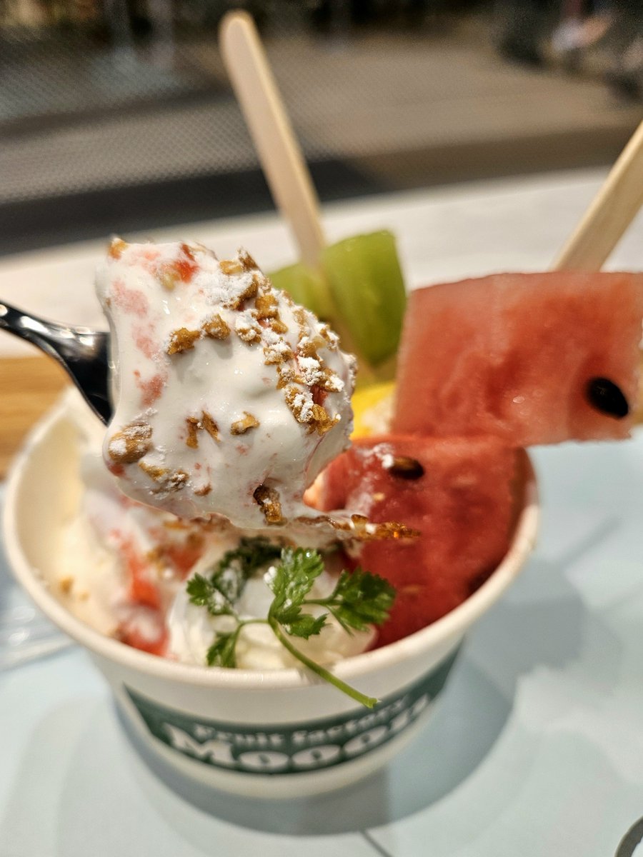 amebatomokunn's tweet photo. 小倉祇園2日目、暑かったので、Mooonで、スティックサンデー食べてきました🍦
大きめのカップに、スイカ🍉と、キウイ🥝パイン🍍のスティック、たっぷりのソフトクリーム🍦生クリームが入って、期間限定550円✨
見た目も、涼しげで、美味しかったです😋
#Mooon #リバウォーク北九州 https://t.co/jXBBMT7KB3