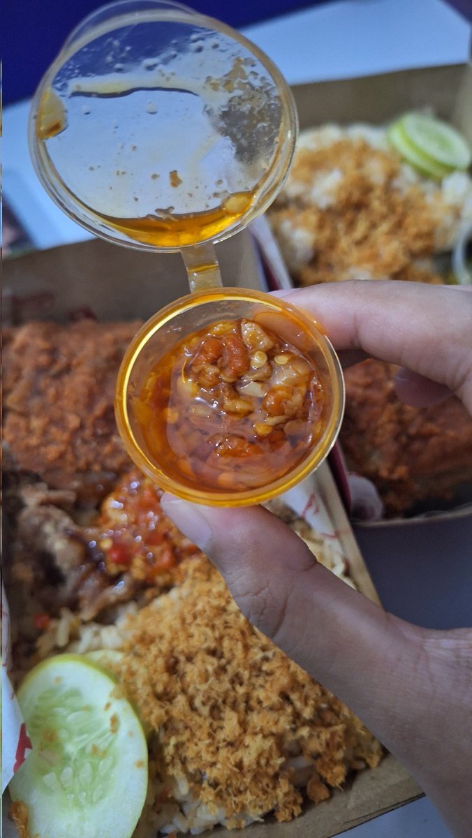 bucindyoo's tweet photo. sampe order additional sambel korek nya.... soalnya nagih bgt!!!!! sambel nya pedes, gurih di cocol ke dagingnya yg juicy, terus di makan pake nasi kremes nya jugaa... rasanya penuh bgt di mulut 🤌🏻😘

kalian pecinta sambel korek harus cobain!!! 🫵🏻 https://t.co/RgVopNkTBW
