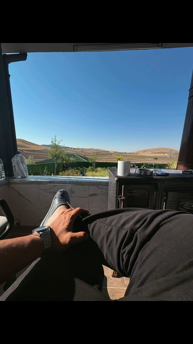 nzlcn_ufuk's tweet photo. Günaydınnnn🤨🥱
Suratsız kabasakal uyandı bir kahve ☕️ 🤨
#ankara #beynam #bağevi #sabah #günaydın https://t.co/kW4RooOZa8