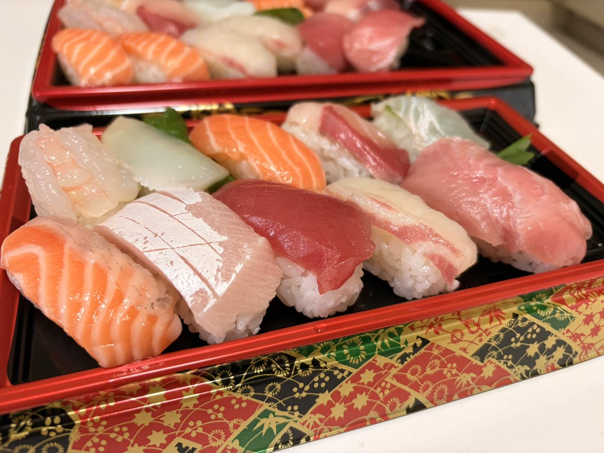 toumei_same's tweet photo. お昼ご飯はライフのお寿司でした🍣ﾊﾋﾟ https://t.co/wbq1tudUIf