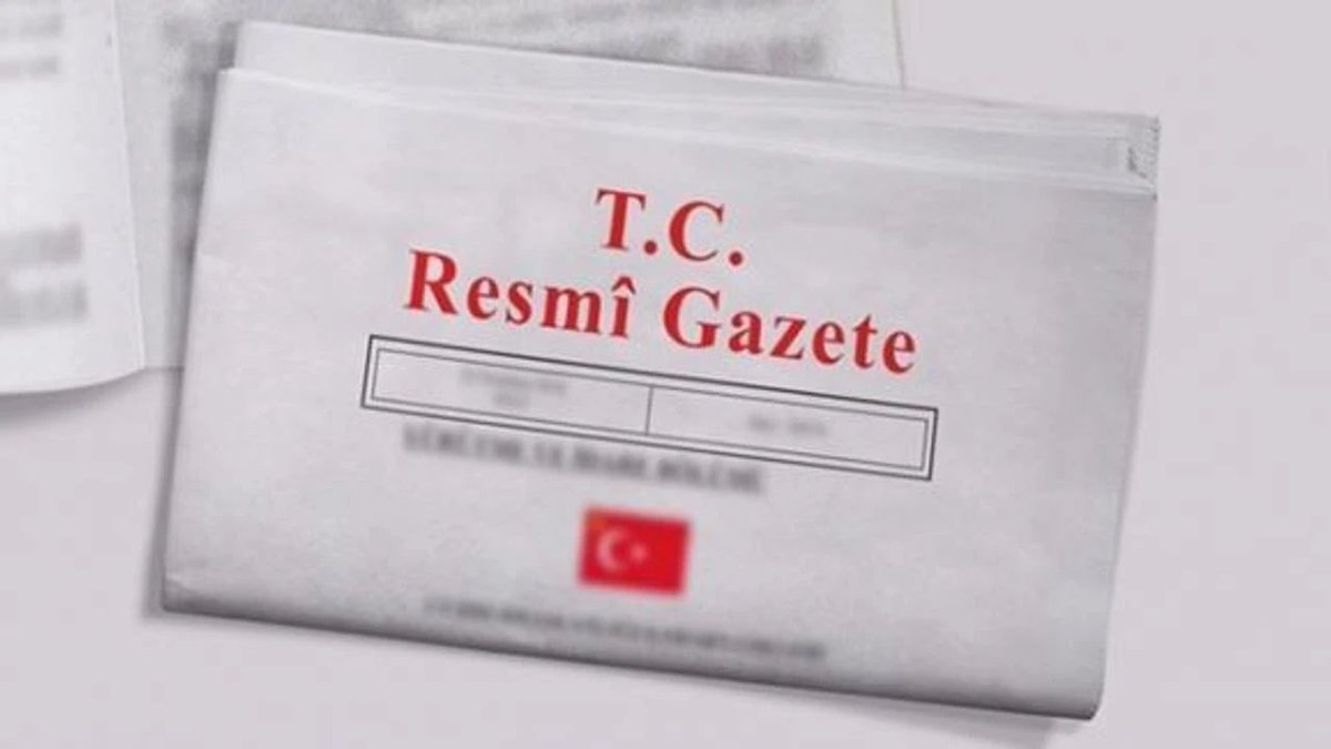 esikplatformu's tweet photo. 🟣 Karabük Üniversitesi Kadın Çalışmaları Uygulama ve Araştırma Merkezinin amaç ve faaliyet alanlarında değişikliğe gidildi.
Düzenlemeyle, merkezin amaçları arasına “ailenin korunması ve güçlendirilmesi” ile “kadın ve aile değerlerinin korunmasına yönelik çalışmalar” gibi ifadeler eklendi; faaliyet alanları da bu doğrultuda yeniden düzenlendi.
🟣 Kadın çalışmaları merkezlerinin temel işlevi, toplumsal cinsiyet eşitliği perspektifi doğrultusunda kadınların haklarını, karşılaştıkları eşitsizlikleri ve ayrımcılık biçimlerini bilimsel yöntemlerle incelemektir.

📍 Kadın çalışmaları merkezlerinin “aile” eksenine yönlendirilmesi, kadın hakları alanındaki akademik çalışmaların kapsamı, odağı ve kurumsal özerkliği bakımından soru işaretleri yaratmaktadır. Kadın politikaları, aile politikalarıyla özdeşleştirilemez.
https://t.co/m8rzN1rNJI