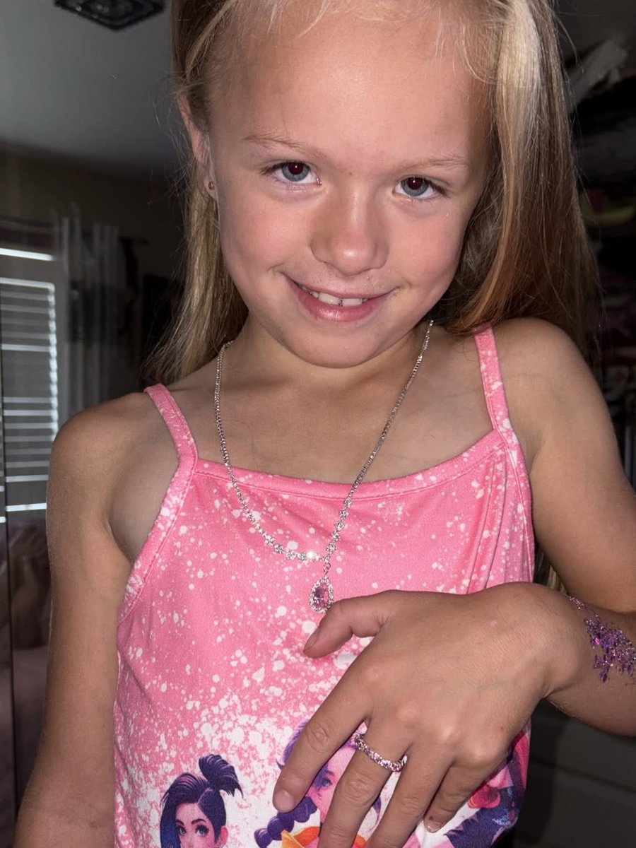 adrienne__layhe's tweet photo. Birthday girl keeleymx1 
Glad you liked the gifts 🎁 https://t.co/DqBIJRyktY