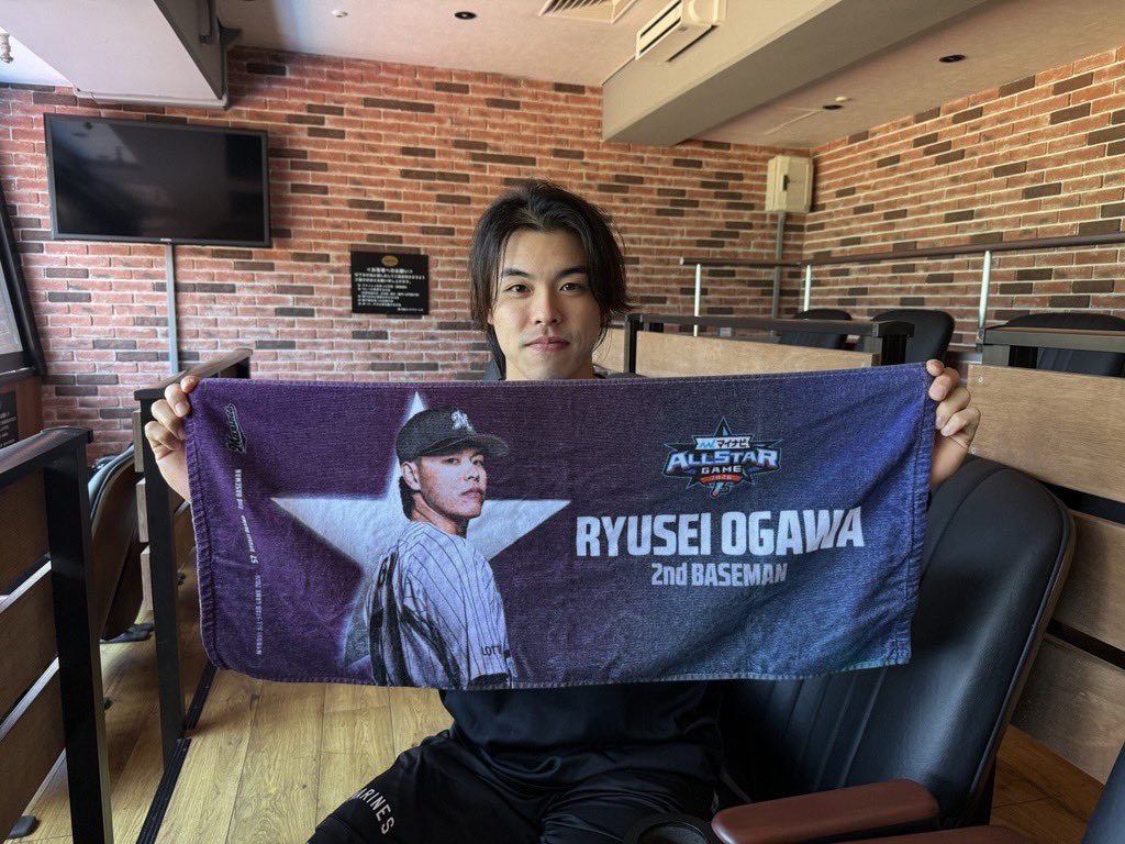 chibalotte_pr's tweet photo. #マイナビオールスターゲーム2026 まで、あと9日！
「マイナビオールスターゲーム出場記念フェイスタオル」を持つ #小川龍成 選手。 初めてのオールスター出場について「いろんな選手と話せるのが楽しみ」とのこと！
 ▼https://t.co/BE7YJ0EtEg
#chibalotte #広報 https://t.co/U07XDpXDu6