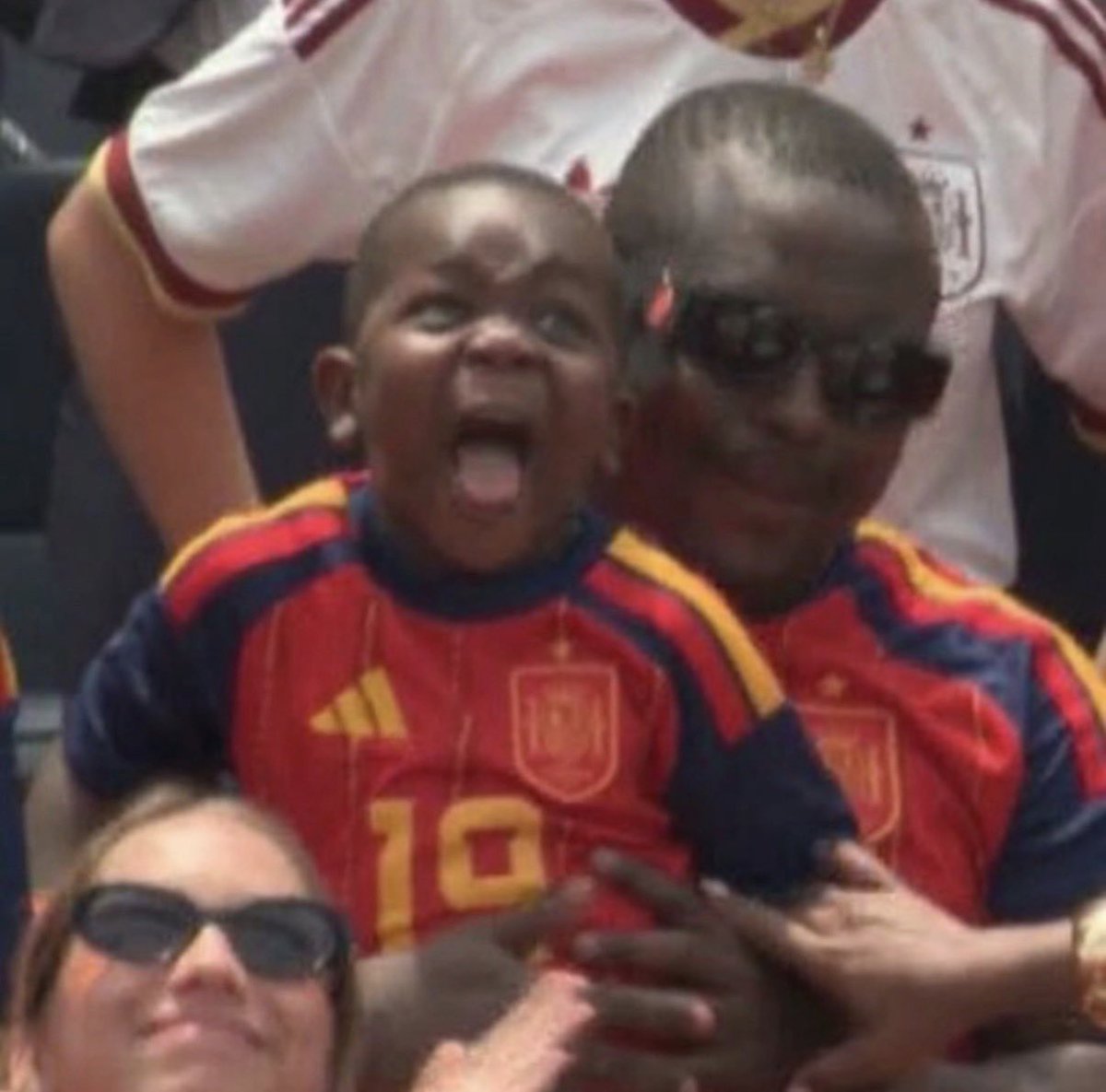 _Alayaa's tweet photo. I WANT TO SEE THIS KID HAPPY https://t.co/4LtqeOj9iv