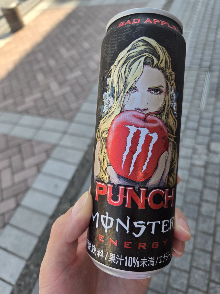 KWT14131's tweet photo. 横浜駅西口の方でモンスターの新フレーバー無料配布してた https://t.co/Go4hBffbBd
