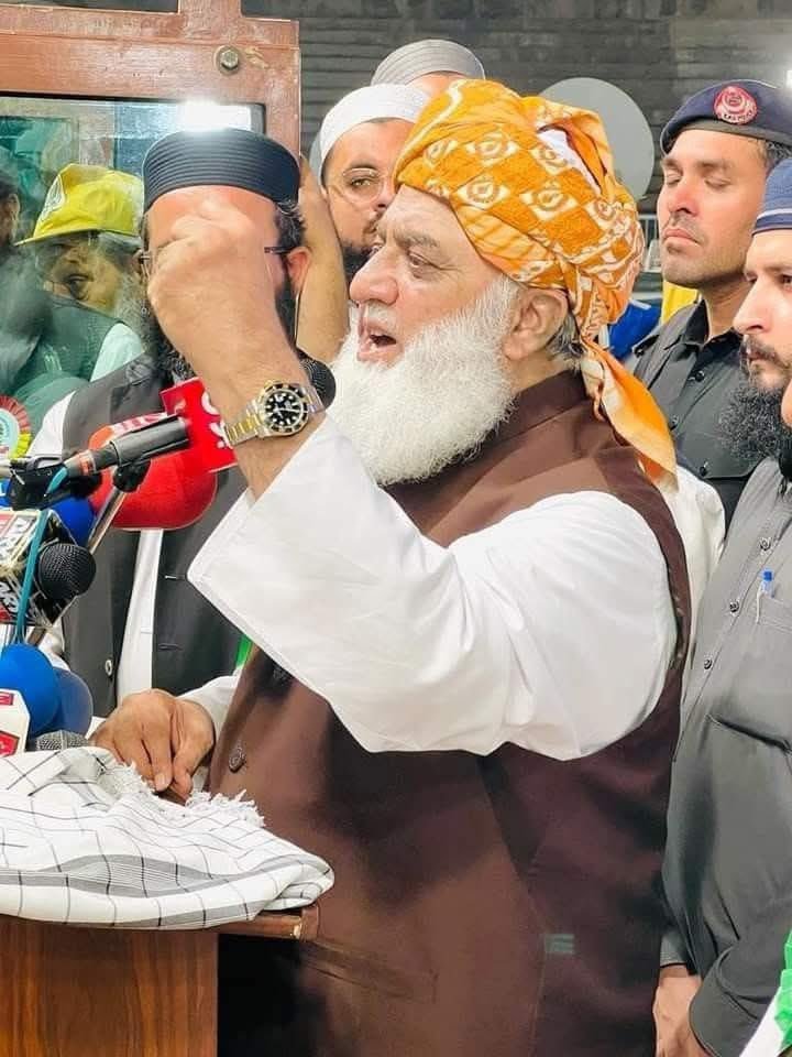 HazratAliMDN's tweet photo. جھکنے کی ادا جن کو کبھی آئی ہی نہیں،
وقت بھی آخر انہی کے حوصلوں کو سلام کرتا ہے۔
#مرد_آہن_مولانا
#پروپیگنڈہ_برگیڈ
#چوکیدار_وڑگیا https://t.co/qkcCMbwVnd