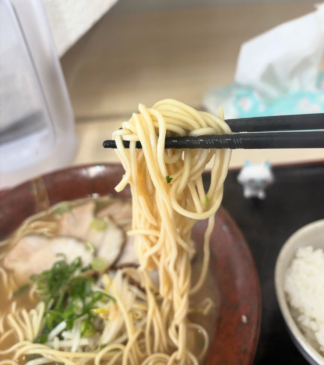 SLYLY817's tweet photo. 本日は番本製麺所観音店さんへ

中華そば 大 脂マシ ライス

今日のスープもいい出汁が出て美味い😋
麺の茹で加減絡みもバッチリです👍
もやしネギ チャーシューとシンプルだけどスープにもよくかみあって美味い😋
〆にライス🍚ドボンまた写真撮り忘れてるじゃん💦
ご馳走様でした🙇
#太陽ノ會 https://t.co/dC8slbvRGS
