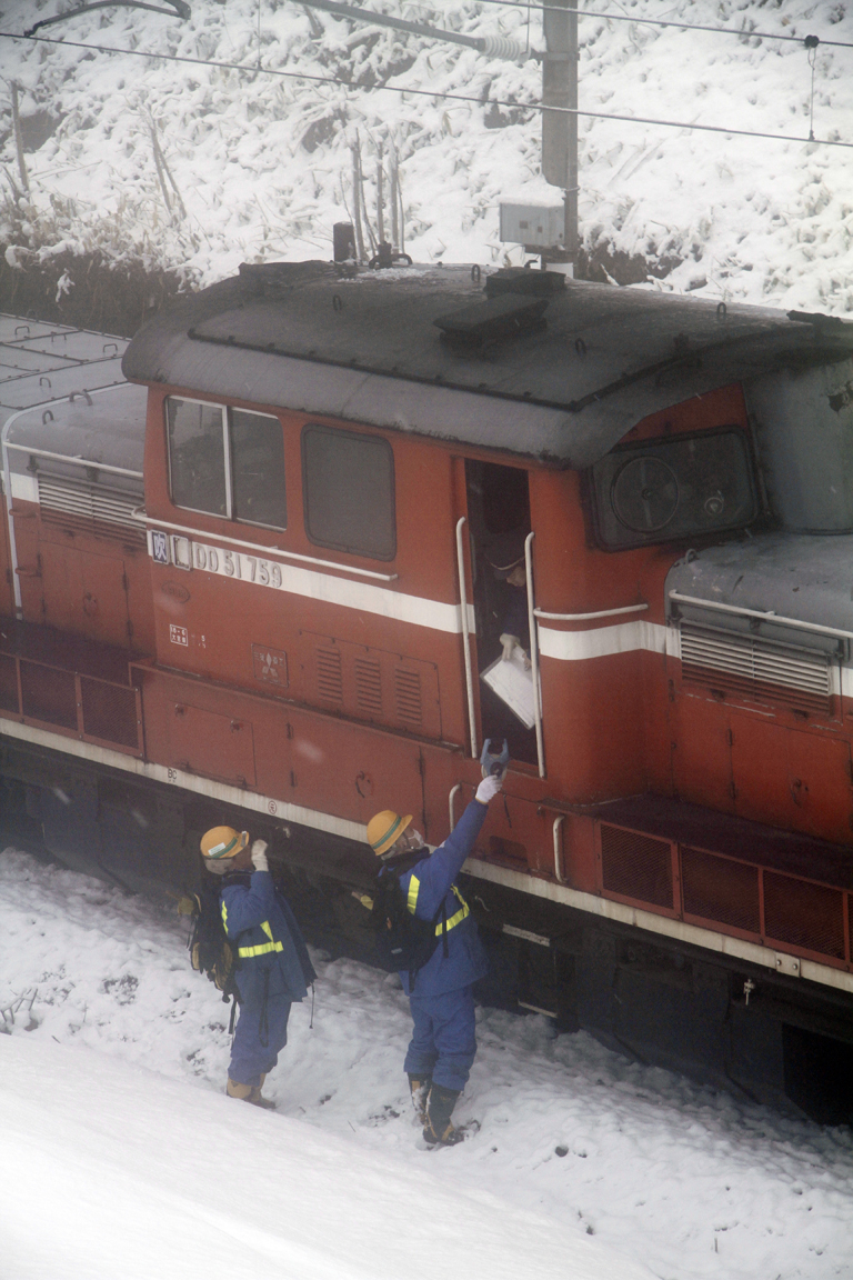 Syas's tweet photo. 絵本になったあのシーン。
撮ってたのワシ入れて4人だけだった。

 #これよりレアな鉄道写真をあげたやつが優勝 https://t.co/VVHMyIGljv