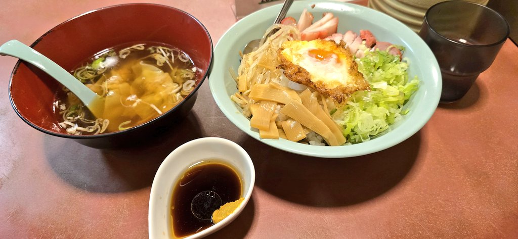 feelssblue55's tweet photo. 横浜　酔来軒
名物酔来丼500円
セットの小ワンタン200円

相変わらず旨いね
ここは20代の頃よく通ったんですよ✨
ほとんど値上げせず安定のクオリティ
ワンタンスープも丼ぶりで提供されるのでボリュームあるよ🐖
コスパも味も最高なんやけど一番は店主の人柄　それに尽きる
また来ます！ご馳走でした https://t.co/J29itxyn9d