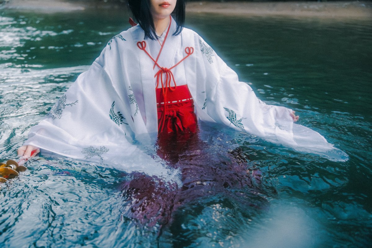 Toxic_Photon's tweet photo. 水辺の巫女さん #ポートレート https://t.co/v68CyJ0zBC