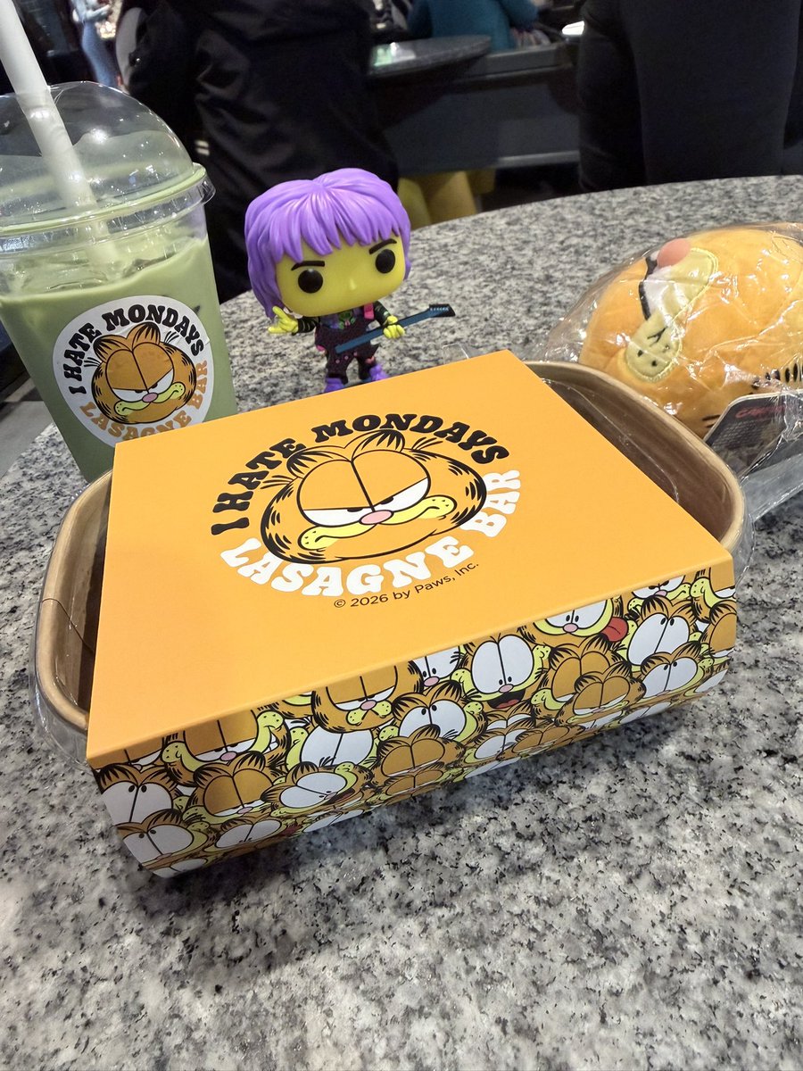 corrodedlesbian's tweet photo. Eddie spoiled himself! He even got some biscoff donuts! 💗 https://t.co/TGcqvW2CxH
