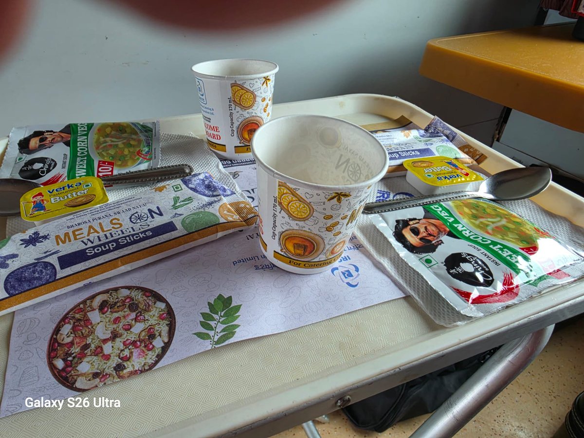 sanjaydey2001's tweet photo. @AshwiniVaishnaw @RailMinIndia @railcomplaint @IRCTCofficial @RailwaySeva 
Hon Min Sir, i am right now in Train number 12284, travelling from Delhi to Kochi in H1 coach.

Is this how you serve soup to your guests? Paper cups?

Regards https://t.co/EtoYm8f7oA
