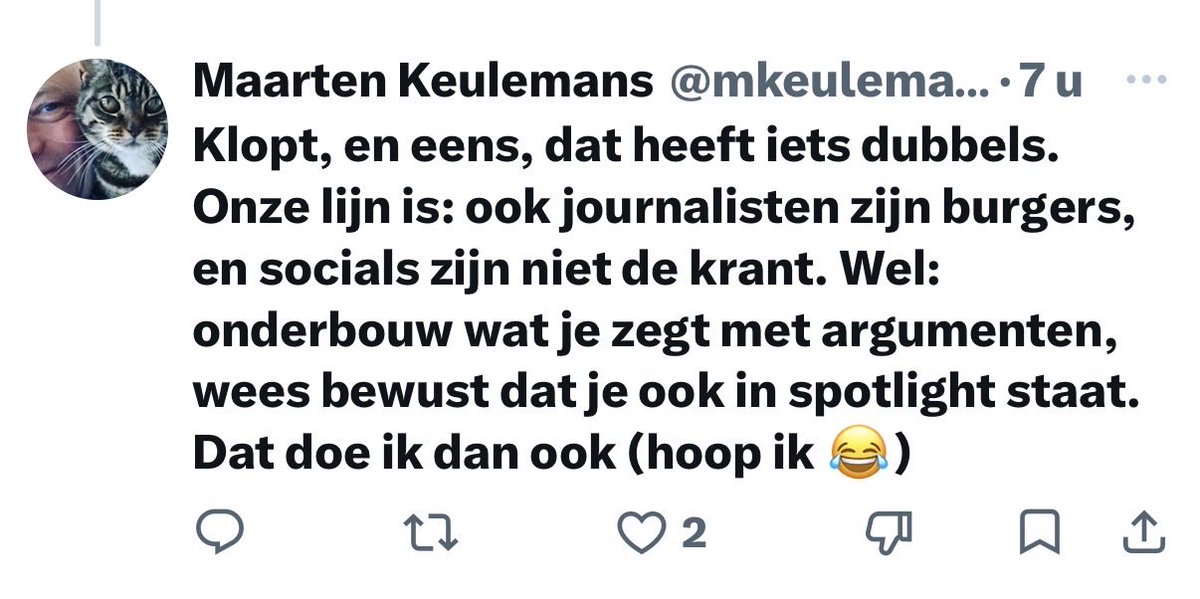 Wftproof's tweet photo. “Onze lijn is: ook journalisten zijn burgers, en socials zijn niet de krant.”

Sorry?

Natuurlijk zijn journalisten ook burgers. Maar een burger heeft geen 50.000+ volgers juist vanwege een journalistieke functie, geen toegang tot een groot mediaplatform als de @volkskrant en geen professioneel gezag dat aan zijn publicaties wordt ontleend.

Op X discussieert u niet als een anonieme burger in het café, @mkeulemans. U doet dat als wetenschapsjournalist van de @Volkskrant. Dat geeft u meer invloed, maar brengt ook extra verantwoordelijkheid mee.

Daarom vind ik het onderscheid tussen vrijheid van meningsuiting en journalistieke normen belangrijk (los van de klacht van @mauricedehond). 

Vrijheid van meningsuiting gaat over wat u mág zeggen. Journalistieke normen gaan over hoe zorgvuldig u behoort te handelen wanneer u informatie verspreidt, mensen beoordeelt of het publieke debat beïnvloedt.

Als sociale media volledig buiten journalistieke verantwoordelijkheid vallen, waarom bestaan er dan journalistieke codes, richtlijnen voor sociale media en een Raad voor de Journalistiek? 

Dan zou iedere journalist op X naar believen kunnen beschuldigen, framen of kwalificeren onder het mom van 'ik spreek hier als burger'. 

Dat lijkt mij niet de bedoeling.

Als die normen ophouden te bestaan zodra een journalist op sociale media actief wordt, verliest het begrip journalistieke verantwoordelijkheid veel van zijn betekenis.