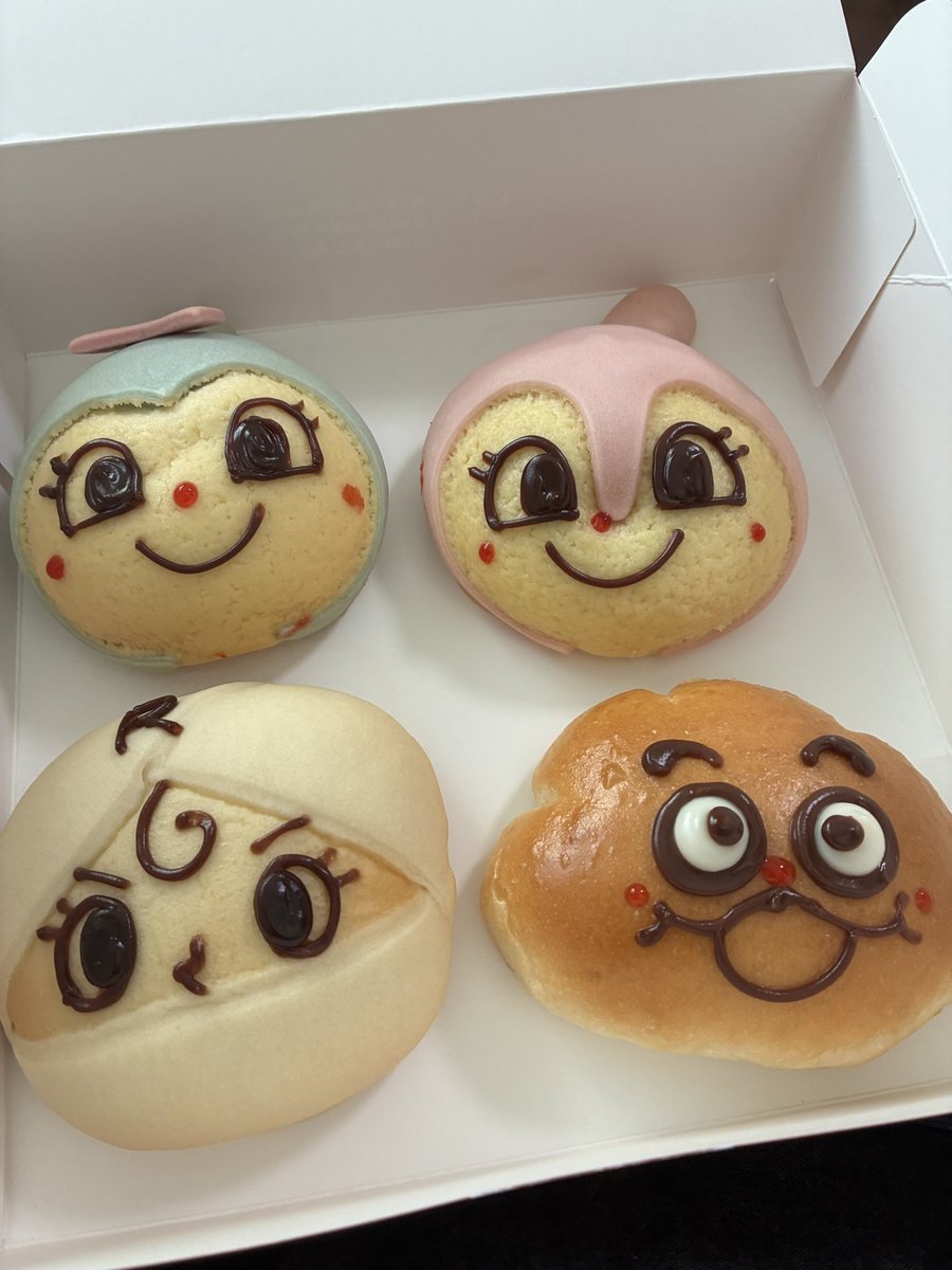 cocochi_chan's tweet photo. 0時になった瞬間みんなにお祝いしてもらって嬉しかったああ😭べびたん初アンパンマンミュージアム！駐車場つくと音楽流れてて最初から大興奮！パン屋は空いてて初めて入れた🥹💓バイキンマンがメインのショーは最初はこわいこわい言うてたけど慣れたら手を振って喜んでたよ！楽しかったああ！ https://t.co/sbIwOz7SKu