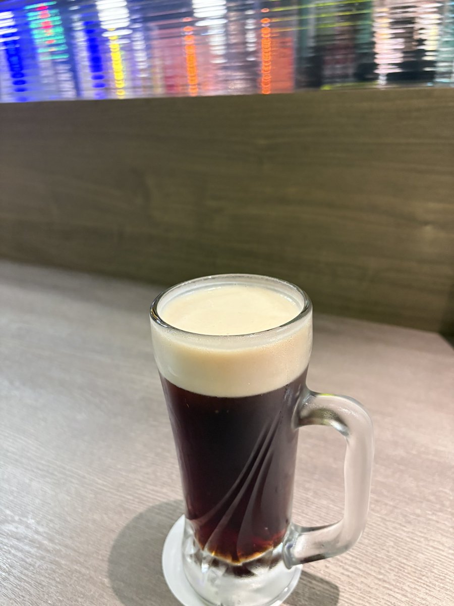 hissyosaka's tweet photo. 今日の一杯

梅田に戻り、昼呑み開始🥰ビアホールでSAPPOROハーフアンドハーフ中を２分で飲み干し、2杯目もハーフアンドハーフ、忘れた頃にガーリックシュリンプが来たので3杯目は角ハイボール😋
阪急時計売場で目の保養になったので、心斎橋の時計店ストリートにでも行くか😀気が大きくなってきたぞ🤩 https://t.co/Ea8jVotAlG