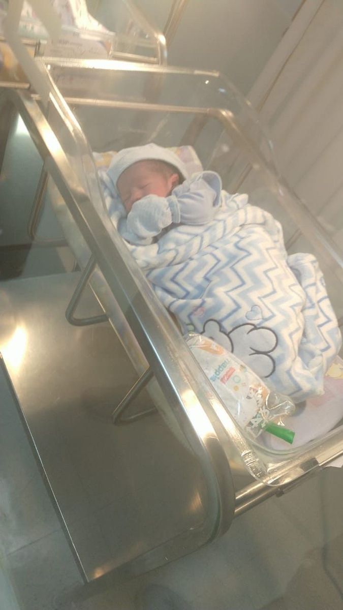 Asunazr's tweet photo. Hal ter Tolol yang mertua kalian lakukan setelah kalian melahirkan. Gue dulu...

"Anak mu boleh ibu yang nenenin duluan ya" Gw masih baring di bed, belom pindah ke ruang nifas, bahkan anak gue belom IMD sama gue. Spontan gue teriak "NGGAA. JANGAN!!!"

OTAK LU KEMANA SI SUMPAH GA ADA BGT!!!!

Mau lu bercanda atau ga itu ga etis ya tua bangka. Ga usah ganti peran gw sebagai ibu nya.

Alhamdulillah adegan tidak ada otak itu tidak terjadi guys karena aku teriak "jangan" itu tadi. Jelas GA ADA ASI nya dong dah kisyuttt🤣🙏🏻

cc : bibimbapph00
