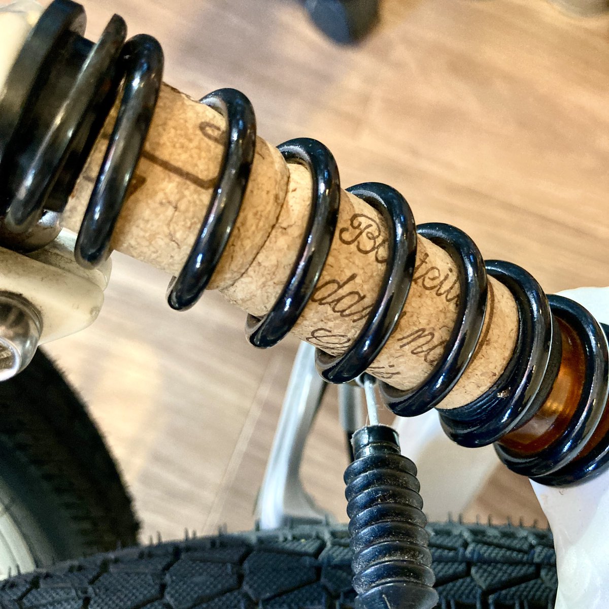 speak_easy87's tweet photo. 帰宅して水風呂でスッキリ。約10年ぶりに動かした折り畳み自転車だったが、まだまだ走る。若干硬めに調整したスペンションも快適だった。フロントはダンパーをワインのコルクにしてあるのだが、コレが実にいい。こんなに安定感あったっけ、と思うほど。10年寝かせたからかも知れない（違う）。 https://t.co/ze4CF2hGAT