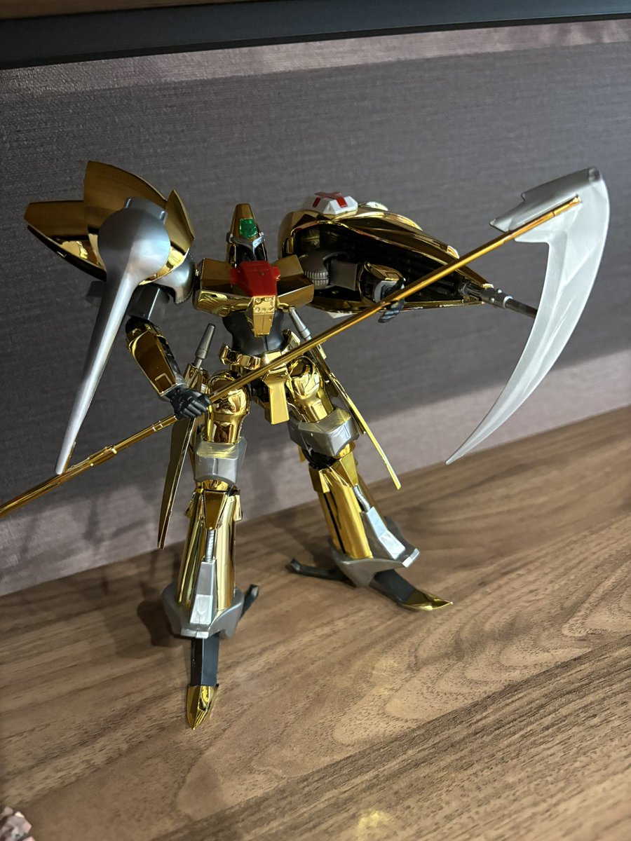 mawaru_jiji's tweet photo. オージ！スペシャルコーティング、金っキラキンや🌟
エルガイムは持ってないのにオージはあると言う…

指紋付くの嫌で、ニトリル手袋常着っす

シルバーの所、筆塗りかなぁ…
でも アルトアイゼンの黒サフが先かなぁ…

時間が足らんですね

#エルガイム
#オージ https://t.co/kyycQue5mp