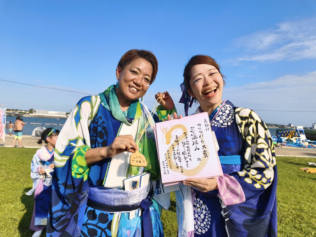 mugenkajipitwu's tweet photo. 第六回マリンパークフェスで大賞をいただきました。
みなさんありがとうございます！また来年もぜひよろしくお願いします！！🌊

表彰、賞状、そして今回一緒に受賞した咲くやこの花 @Sakuhana4351  さんと記念写真！！！！

楽しかったー！！！ https://t.co/GmmFhZX9Ln