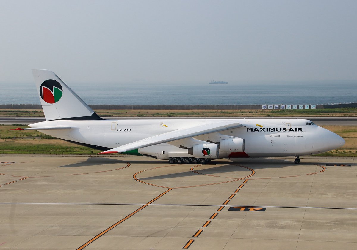 9595_9go's tweet photo. 昨日の神戸空港
ヘリ輸送でまたｱﾝﾄﾉﾌがやって来ました～
UR-ZYD、4月と同じ機体ですが新塗装？綺麗になって再来～🤩

27降りかなと思ってたら、09で降りて来てくれました～🤭

展望ﾃﾞｯｷで着陸～ｽﾎﾟｯﾄｲﾝまで撮影して、急いで外へ、
無事にぱっかんも見れました❗️ https://t.co/Vjgop6ItPY
