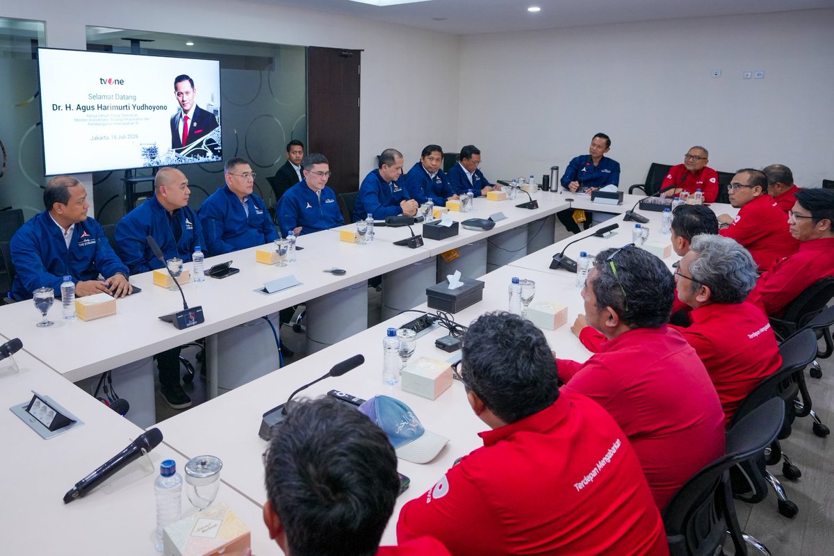 AgusYudhoyono's tweet photo. Menyambut 25 tahun Partai Demokrat, saya bersilaturahmi dengan keluarga besar TVOne, sahabat yang telah menjadi bagian dari perjalanan kami dalam menjaga demokrasi Indonesia. Di tengah derasnya arus informasi, misinformasi, dan perkembangan teknologi, media yang independen, kredibel, dan berpihak pada kepentingan publik semakin penting sebagai pilar demokrasi sekaligus jembatan antara aspirasi rakyat dan kebijakan negara.

Seperempat abad perjalanan Demokrat mengajarkan bahwa kepercayaan tidak diwariskan, melainkan dibangun melalui kerja nyata. Karena itu, kami akan terus fokus pada tiga komitmen utama: memajukan ekonomi, menegakkan keadilan, dan menjaga demokrasi. Nilai-nilai inilah yang menjadi fondasi perjuangan kami untuk menghadirkan solusi bagi tantangan bangsa, membuka lebih banyak lapangan kerja, memperkuat pembangunan yang merata, serta memastikan kesejahteraan berjalan seiring dengan keberlanjutan lingkungan.

Terima kasih kepada seluruh jajaran TVOne atas persahabatan dan dukungannya selama ini. Semoga silaturahmi ini semakin memperkuat sinergi dalam menyampaikan informasi yang mencerahkan, mengawal pembangunan, dan bersama-sama menjaga persatuan Indonesia.