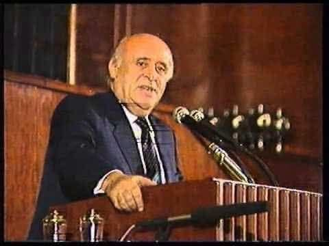 TOPRAK_2_'s tweet photo. DEMİREL'İ HİÇ SEVMEDİM AMA SÖZLERİ HOŞUMA GİDİYORDU...
‼️
1.Türkeş Türk çocuğu,Ecevit halk çocuğu,Erbakan Müslüman çocuğu,biz o... çocuğu muyuz?
2.Bana Türkiye’nin durumunu bir kelimeyle anlatın derseniz"iyidir" derim.İki kelimeyle anlatın derseniz"iyi değildir"derim.
3.Bize plan değil,pilav lazım.
4.Dünkü güneşle bugünkü çamaşır kurutulmaz.
5.Aslana hüviyet sorulmaz demişler.Kimlik taşımam.
6.Ege bir Yunan gölü değildir.Ege bir Türk gölü de değildir.Binaenaleyh,Ege bir göl de değildir.
7.Galibiyetin sahibi çoktur,mağlubiyetin sahibi yoktur.Yenilgi yetimdir.
8.İcabı olup olmadığı tartışılabilir.Ama icabı varsa feminizm fevkalade güzel bir şeydir.
9.Mizah bir yumruktur,ne zaman kime vuracağı belli olmaz.
10.Meseleleri mesele etmezseniz ortada mesele kalmaz.
11.Memlekette petrol vardı da şerbet yapıp biz mi içtik?
12.Yağmur yağarken"ben ıslanmam"diyemezseniz.
13.Devlet bazen rutinin dışına çıkabilir.
14.Bulut buluttur,bulutun akı da buluttur garası da,binaaneleyh, üzerine gonuşmaya değmez.
15.Elektriğin komünisti olur mu?Yazın biz Bulgaristan'dan elektrik alıyoruz.Kışın Bulgaristan bize elektrik veriyor.
16.Dün dündür,bugün bugündür.
17.Yollar yürümekle aşınmaz.
18.Kavağa balık çıkar mı? 
19.Tamam Kürtlere kötü davranıyoruz da,sanki Türklere iyi mi davranıyoruz."
20.Camiye siyaset girerse ibadet kalmaz,mahkemeye siyaset girerse adalet kalmaz."
21.İktidarın değişeceğini anladığı gün trafik polisinin bile tutumu değişir.”
22.39 yaşında Başbakan oldum.Ana muhalefet lideri İnönü'ydü yeminle söylüyorum; onunla görüşmeye giderken dizlerim titrerdi.
Ben alt tarafı Çoban Sülü.O ise Garp Cephesi kumandanı,Cumhuriyet'in İkinci Adamı'ydı."
Seçimlerden %50 oy alarak başbakan olan Süleyman Demirel,meclisin ilk günü meclis binasında İsmet İnönü ile karşılaşır.İnönü kendisine,
-"Meclisin kaç merdiveni var Süleyman biliyor musun?"diye sorar.
Demirel cevap verir;
-"Bilmiyorum..."
Beklemediği bir soru karşısında cevapsız kalan Demirel,bu durum karşısında içten içe bozulmuştur.
Birkaç gün sonra mecliste yeniden İnönü'nün yanına giden Demirel kulağına eğilerek
-"Efendim,meclisin 220 merdiveni var!"der.
-Kime saydırdın?diye sorar İnönü.
Demirel;
-"Bizzat ben saydım efendim!"der ve bunun üzerine İnönü'den tarihi bir söz duyar.
-"Bak Süleyman,lider odur ki zor işlerle uğraşsın.
Lider basit işleri kendi yapmaz. Bak mesela ben meclisin kaç merdiveni olduğunu bilmiyordum.
Sana saydırdım..."😅..Şahin Polat