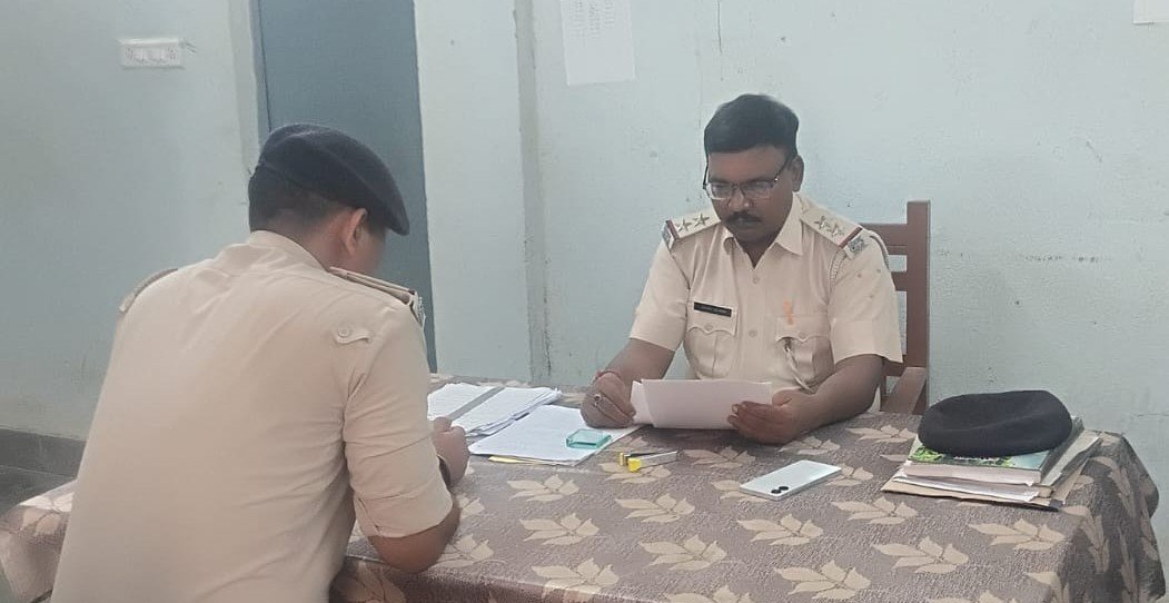 naugachiapolice's tweet photo. आज दिनांक-19.07.26 को जिले के सभी थानों में प्रतिदिन की तरह रोल कॉल एवं समीक्षा बैठक आयोजित की गई। इन बैठकों में पुलिस अधिकारियों की कार्यों/अनुसंधानों की गहन समीक्षा कर समय निष्पादन का निर्देश दिया जाता है।
@bihar_police @IPRDBihar #Naugachia #rollcall #inspection https://t.co/8onjxoxuQz