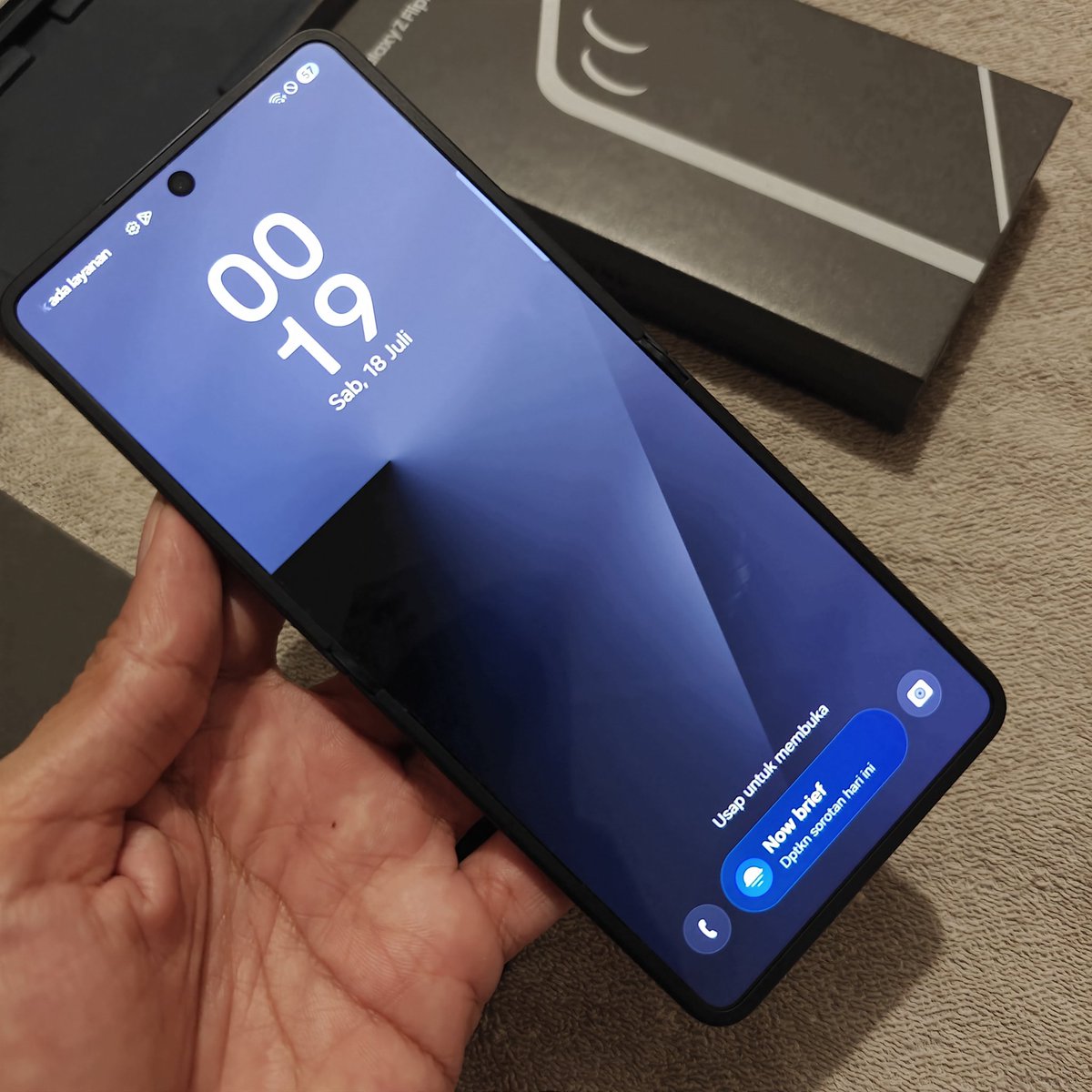 bradergadgets's tweet photo. Samsung Galaxy Z Flip 7 12/256

- SEIN (ON 21 Okt 2026) Jetblack
- Mulus 99% Fullset Original
- Fungsional No Minus

#samsunggalaxy #samsunggalaxyzflip7

Terima Jual Beli dan Trade In
Minat Silahkan WA 085161116272
COD Jatiasih/Menyesuaikan
Insta X Utube TTok @bradergadgets https://t.co/YzTLcCT2gy