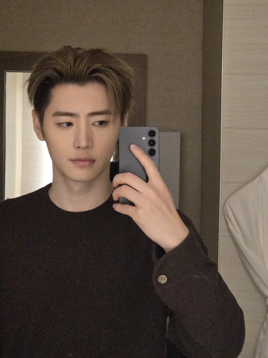 shoonheree's tweet photo. GIMANA YAAAA DESKRIPSIIN NYA…

lihat Sunghoon deh… bentuk wajahnya perfect banget, hidungnya mancung, alisnya tebal dan rapih, bibirnya plumpy, hairstyle nya oke banget bikin dia keliatan masculine, mata nya cantik banget, bahu nya lebar, tangan nya… liat deh kuku nya juga cantik banget!!! 

everything about him is perfect 🥹✨