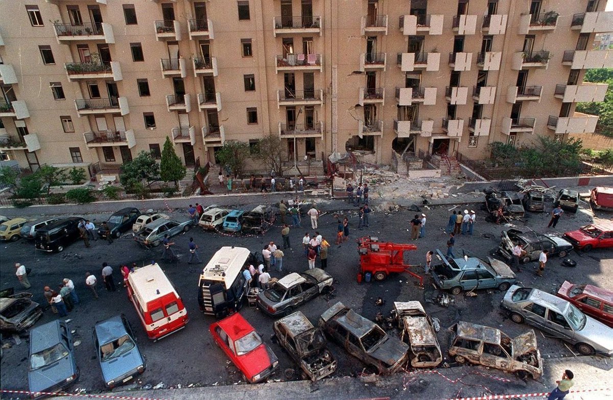 Cris_CA3's tweet photo. Per non dimenticare 🙏🏻
#PaoloBorsellino #19luglio1992 #strageviaDAmelio #Palermo insieme a cinque agenti della sua scorta. https://t.co/KIQ1k5OIgi