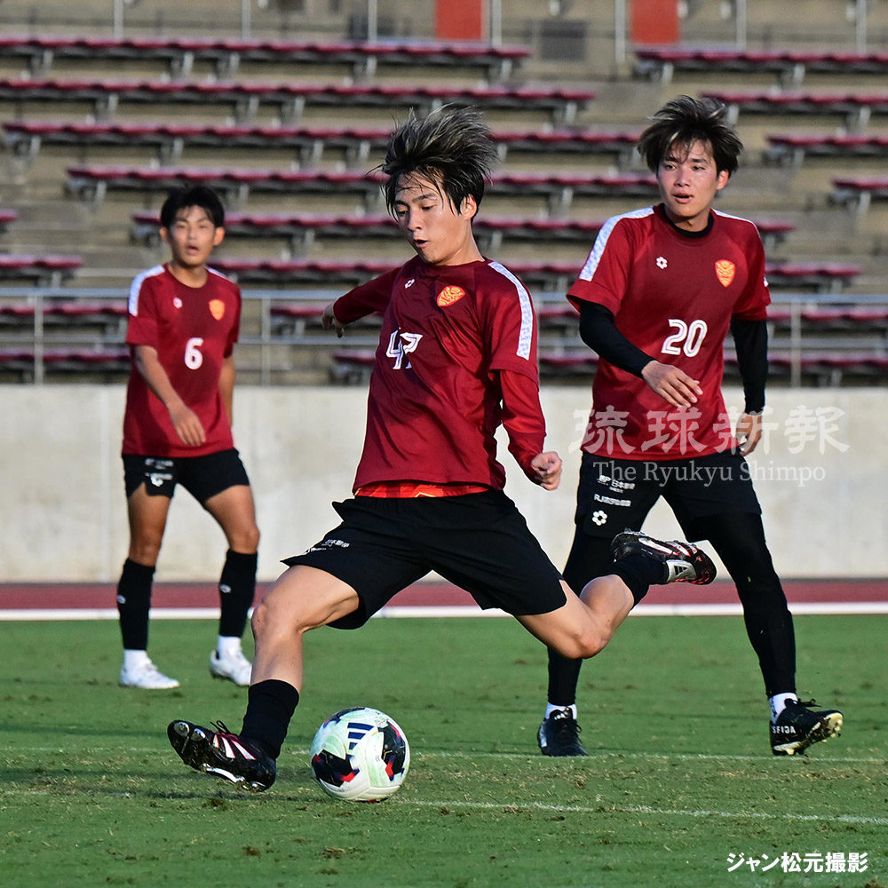 ryukyushimpo_ph's tweet photo. FC琉球、J1浦和に勝利　新加入選手が存在感　サッカー沖縄キャンプ練習試合
https://t.co/OezardhK5D

 #FC琉球 は17日、県総合運動公園陸上競技場でJ1の浦和レッズと1本45分の練習試合3セットを行い、5―4で勝利しました。
新加入のFW #照内利和 選手が２得点と存在感を示しました。 https://t.co/7FYEAsnw65