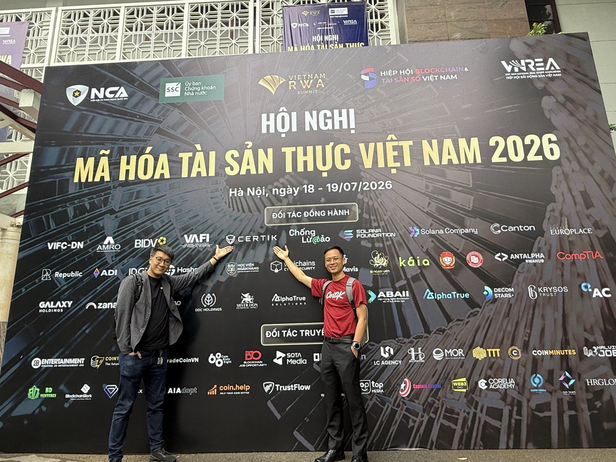 angusCertiK's tweet photo. Finally a photo with @JohnKiewBD 😂🤝 

Let’s BUIDL the 🇻🇳 @CertiKCommunity ~ https://t.co/7FXsbhmBR5