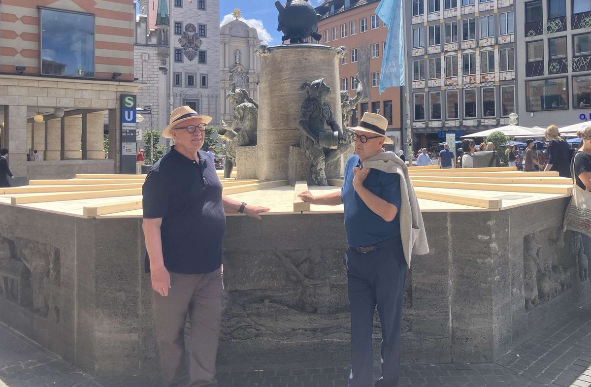 SHomburg's tweet photo. Ich schlage vor, den Münchner Fischbrunnen in BERGAMO-BRUNNEN umzubenennen. Er ist Sinnbild einer bürgerfeindlichen, wahnhaften Politik, die durch behördliche Löschungen und Lügen gedeckt wird. Tatsachen:

1. Niederschläge und Grundwasserbildung nehmen seit 1881 im Trend leicht zu.
2. Grundwasser wird über Jahre und Jahrzehnte gebildet, ein paar regenarme Monate sind irrelevant.
3. Die Trinkwasserentnahme sank in den letzten Jahrzehnten enorm, Folge der Deindustrialisierung. 
4. Als Folge sind die Grundwasserstände von Mangfall und Loisach, die das Alpenwasser zum Münchner Netz bringen, normal. Kurzum: Es gibt kein Problem! 

Trotzdem wird der Fischbrunnen verbrettert. Eine psychologische Waffe, die größte Gefahr signalisiert.  2020 sperrte man Kinderspielplätze ab mit dem angeblichen Ziel, dass 83-Jährige nicht mehr sterben. Erst die RKI-Protokolle machten klar, dass diese Maßnahmen nicht auf Wissenschaft beruhten, sondern auf politischen Befehlen. Trotz Wahn hat beides doch Methode:

 • Die Fake-Pandemie verschaffte der Pharmaindustrie Milliardenprofite und ermöglichte die Abräumung von Grundrechten.
• Die WEF-Idee eines „Wassermangels” legitimiert Steuern und perspektivisch Privatisierungen des Wassers. Dann hängen wir alle am Tropf von  Davos.