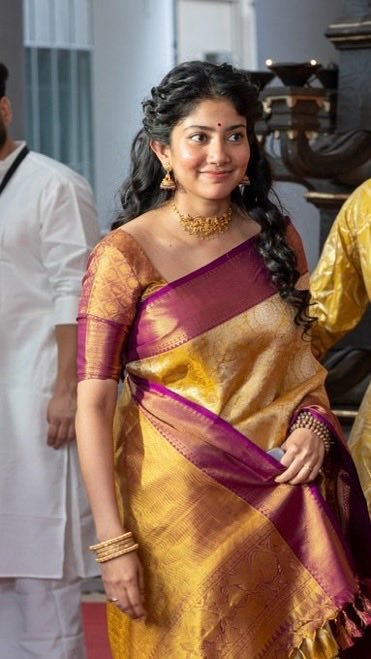 StarSightMediaa's tweet photo. Sai Pallavi stole the show in this breathtaking traditional saree at the grand #Ramayana trailer launch! 🔥
 
Grace, glow, and pure magic. Delhi witnessed royalty.  

Trailer drops July 24 - are you ready? ✨💛

#SaiPallavi https://t.co/tMuRSFVpxs